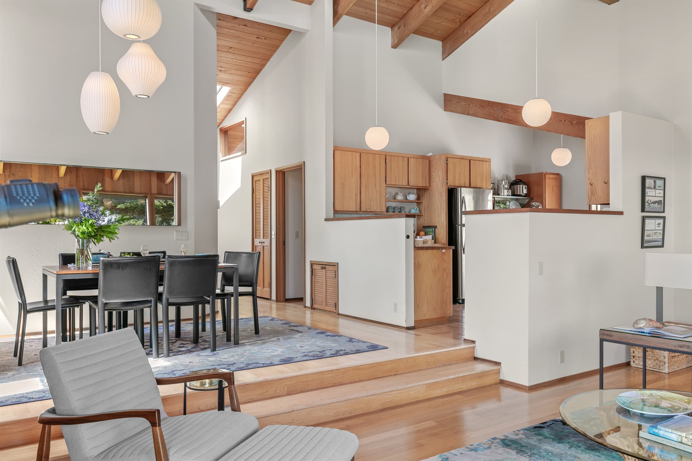 Coastal modernism rooted in Northern California’s “Third Bay Tradition”—warm, restrained, and designed as a quiet stage for nature.