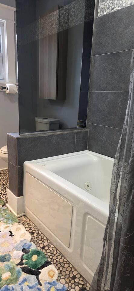 Relax in the peaceful jacuzzi tub in the 2nd bathroom.  There is also a shower, toilet and vanity, making this the perfect place to unwind or gear up for a day exploring the city. 