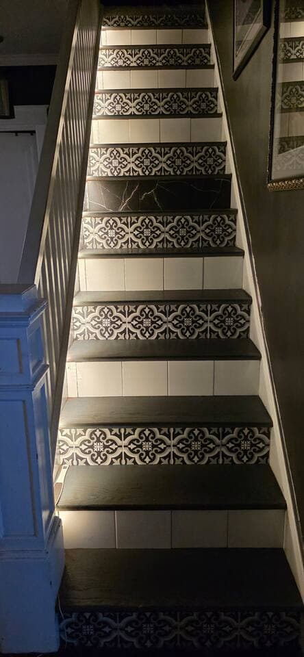 The elegant stairs lead up to the cozy rooms on the 2nd loor