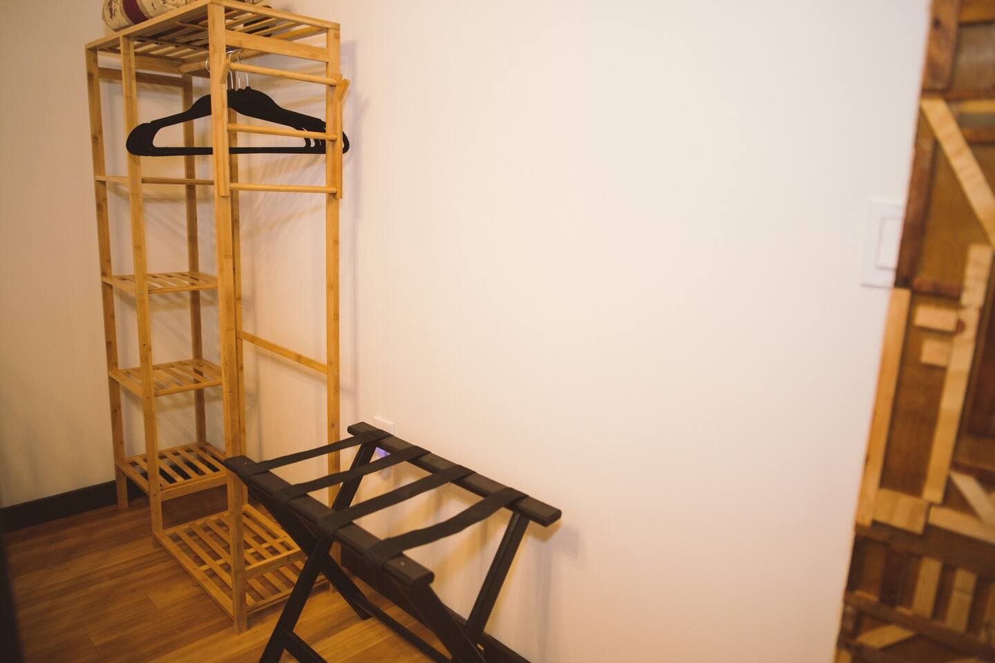Plenty of space for clothing and bags in the bedroom 08 a433 c657a239ae7b