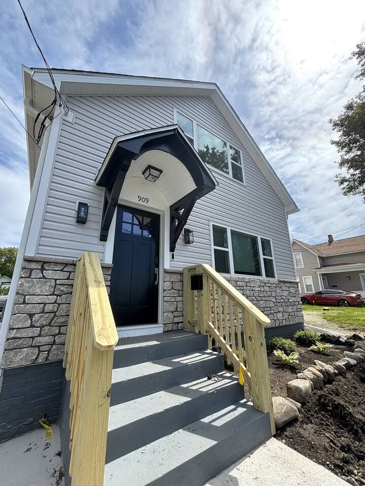 Welcome to 909 W. 2nd St! We have completely remodeled this lake view property. 