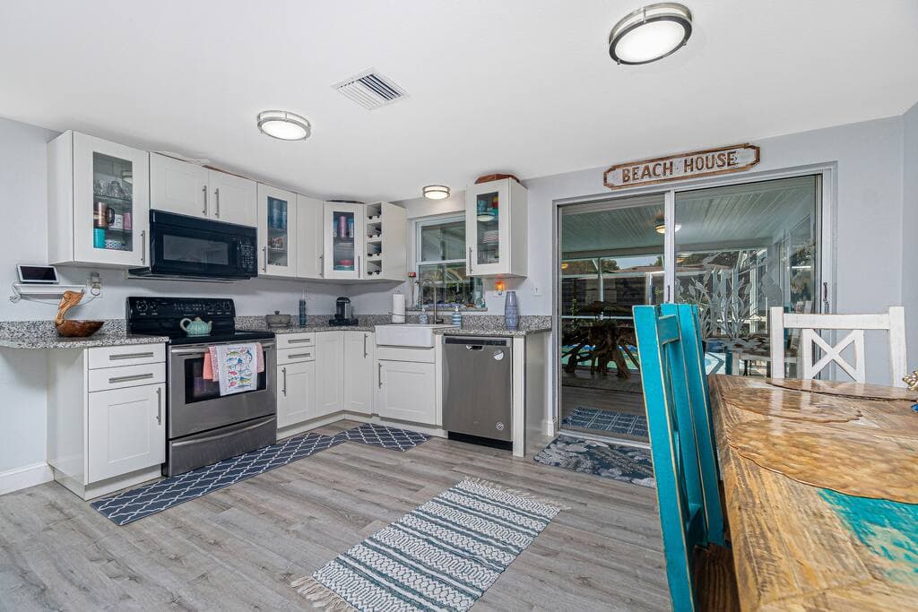 The equipped kitchen has everything you need for a nice meal