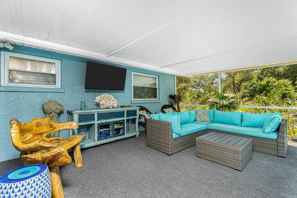 Outside lanai with an outdoor TV around the pool 