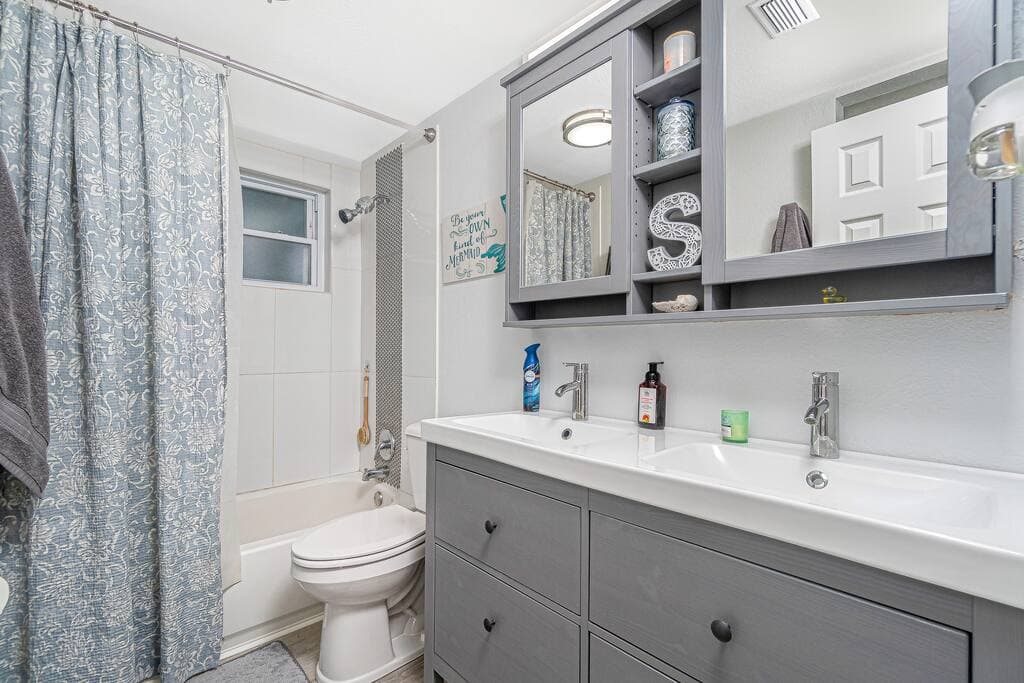 Main bathroom with dual vanities2