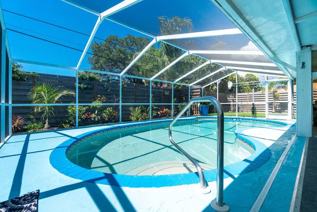 Heated pool covered with a pool screen
