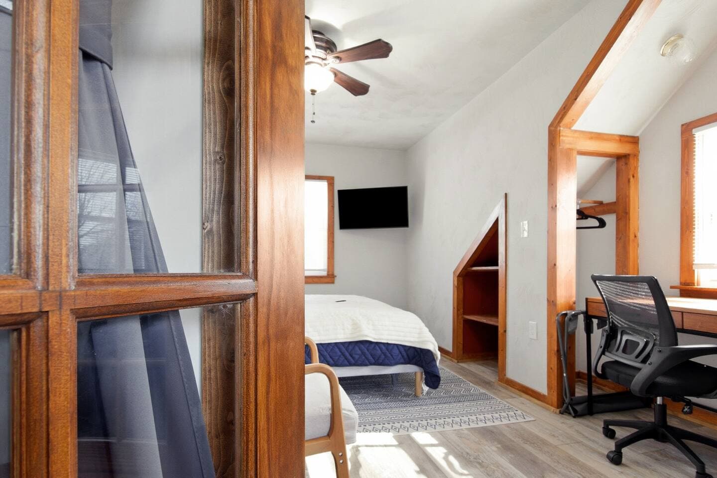 Relax in the big cozy bed, watch TV, get caught up on some work in the dedicated workspace, or relax in the adjacent sitting area with a cozy daybed. 
