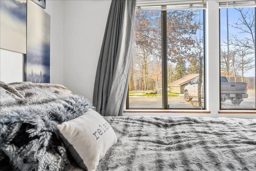 Unwind in the cozy king-sized bed 