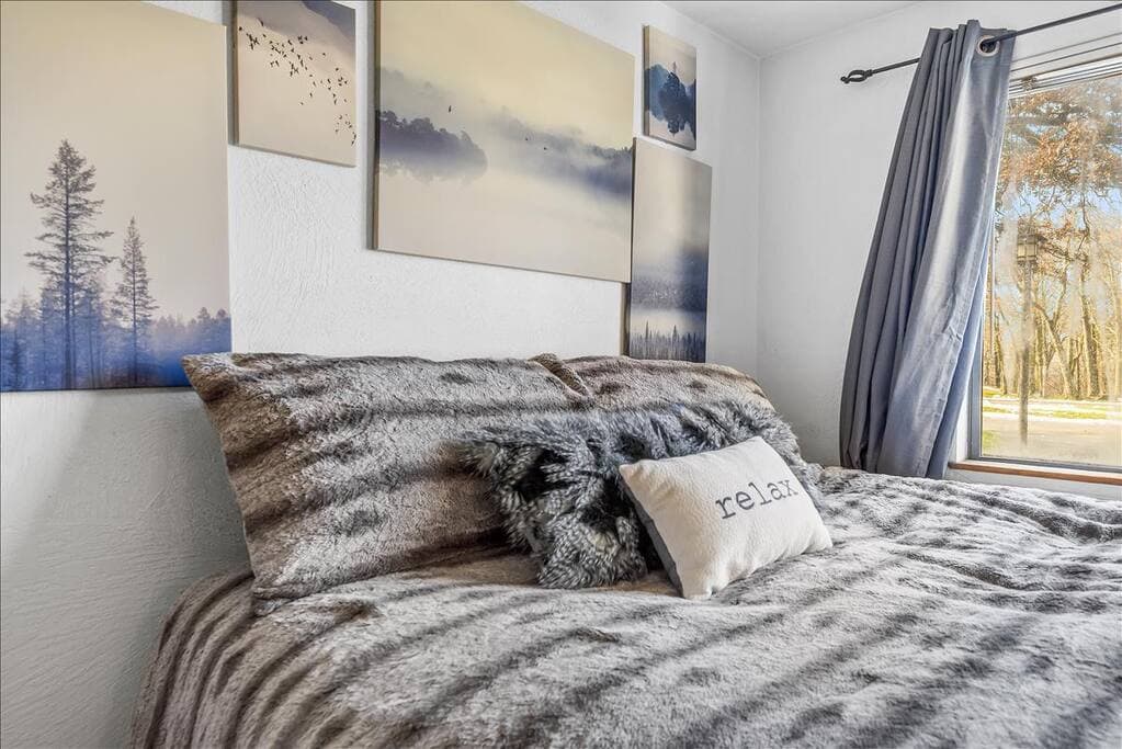 Relax in the warm and cozy bedroom 
