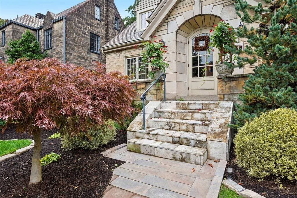 Front steps leading into the front entrance