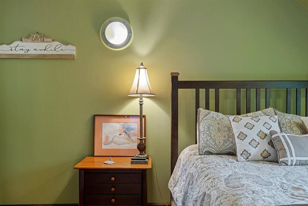 Spare room 
Queen-sized bed 
Walk-in closet
2 dressers
55" TV connected to streaming services