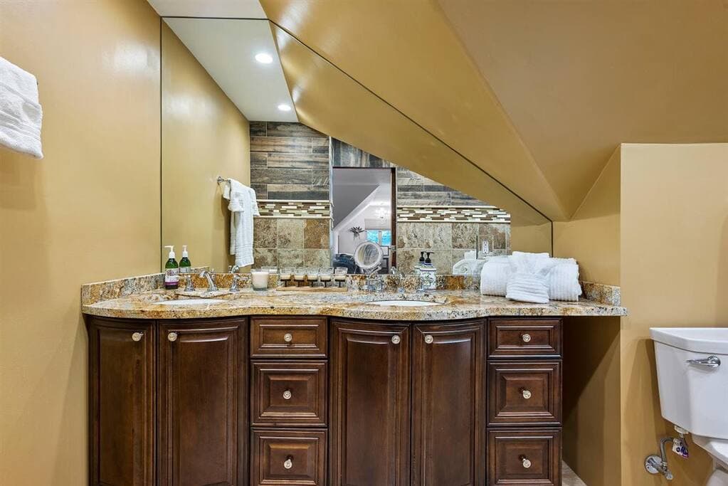 Dual vanity in the master bath