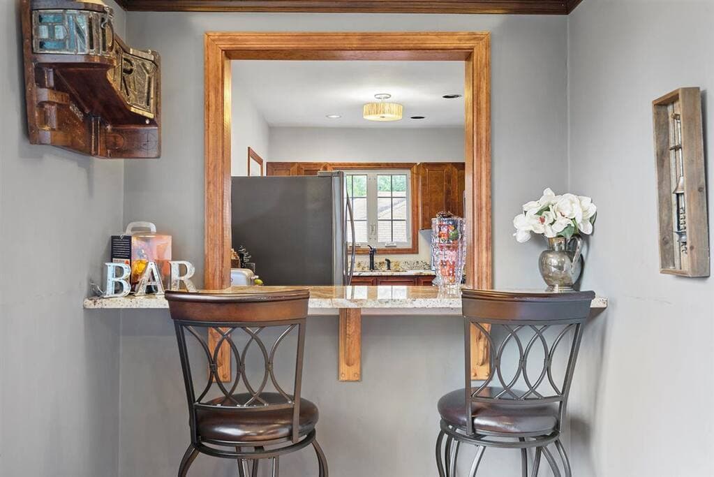 Bar / breakfast nook