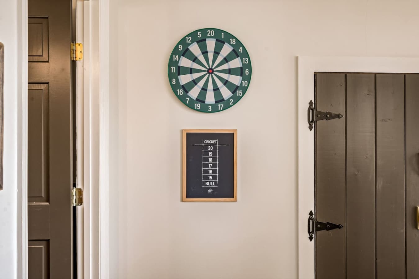 Enjoy a game of darts in the cabin’s entertaining space, providing fun and casual competition for guests.