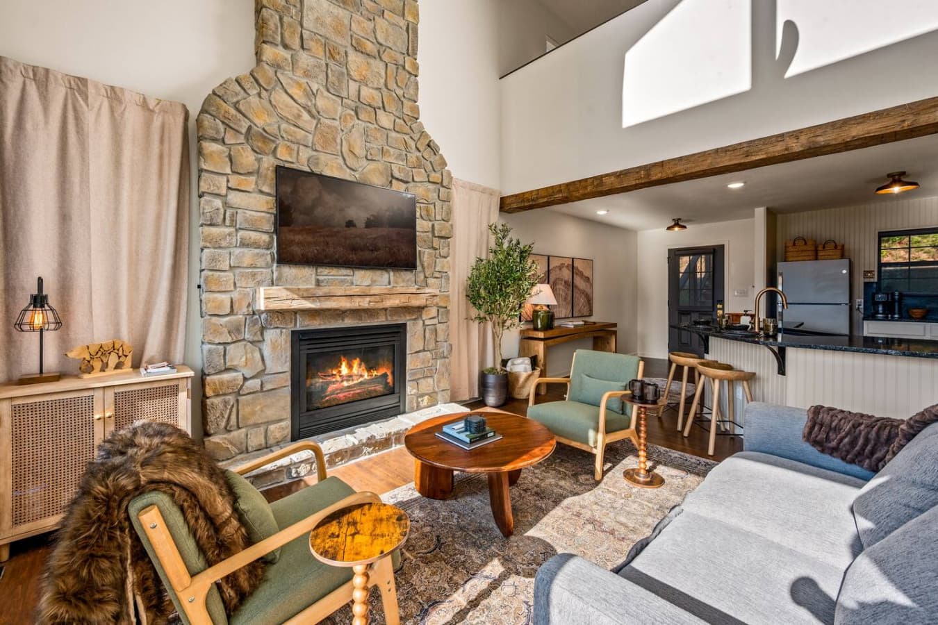 With its glowing hearth and open-air views, the living room feels like a peaceful retreat carved into the heart of the mountains.