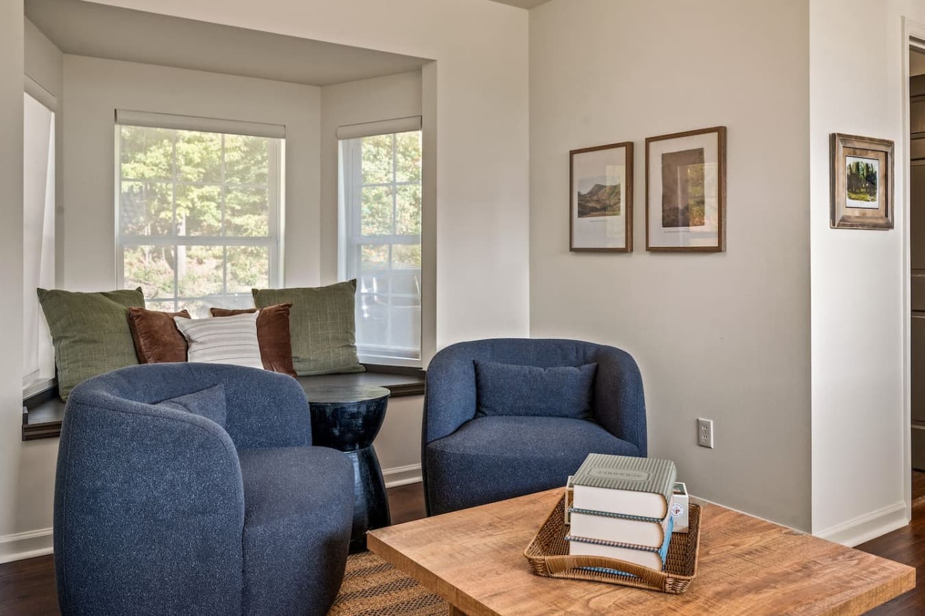 Surrounded by books and soft light, the upper-level sitting room feels like the heart of calm in a Smoky Mountain cabin.
