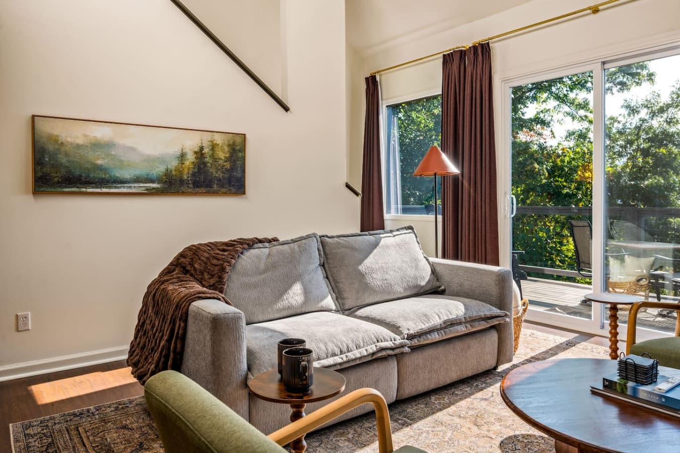 The cozy decor complements the sweeping Smoky Mountain landscape that feels just within arm’s reach.