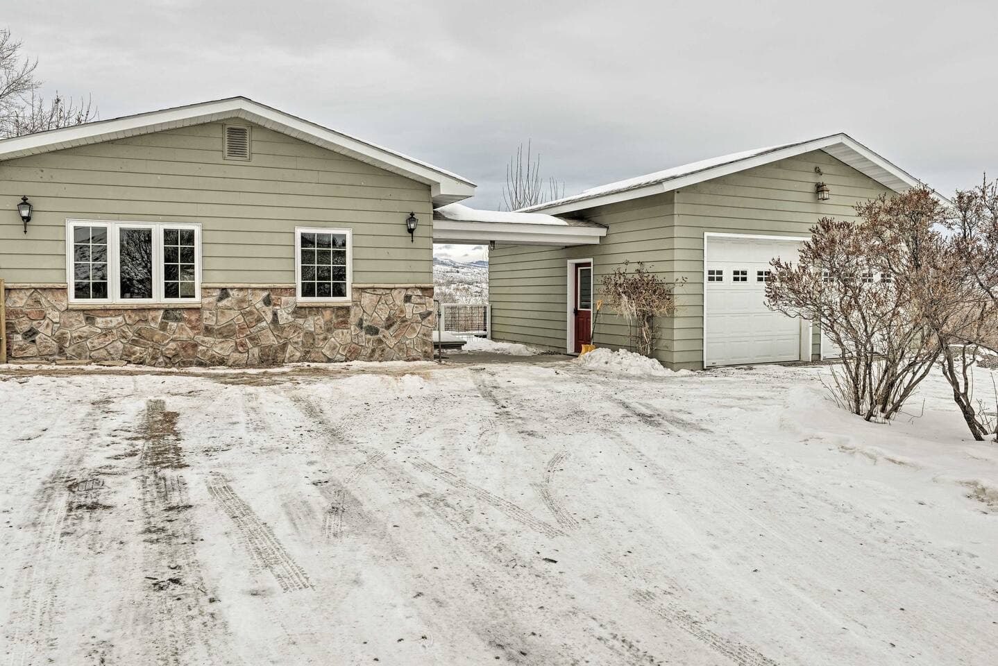 Two driveways are available. The first one is closer to the main house,  and the one in front of the garage is closer to the apartment entrance. Three vehicles per driveway with a maximum of six vehicles total.  Room enough for all.