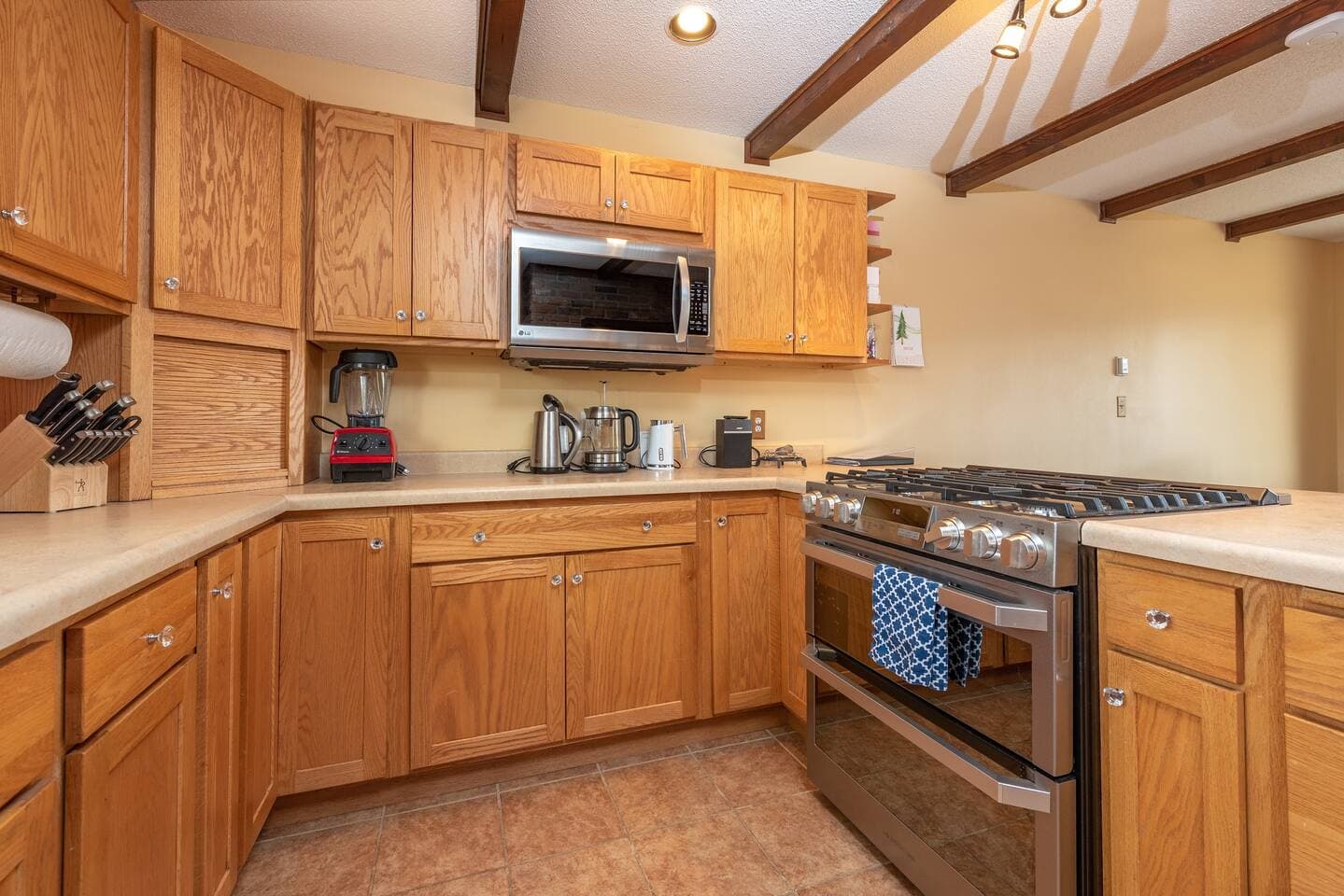 Wind River Place: Fully equipped kitchen to whip up a meal for family and friends.