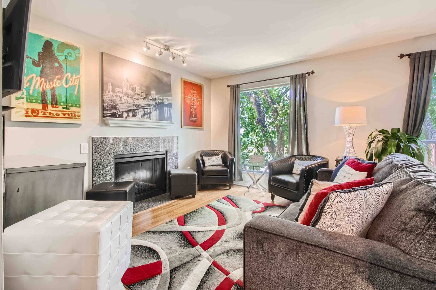 Spacious living room for all to enjoy!