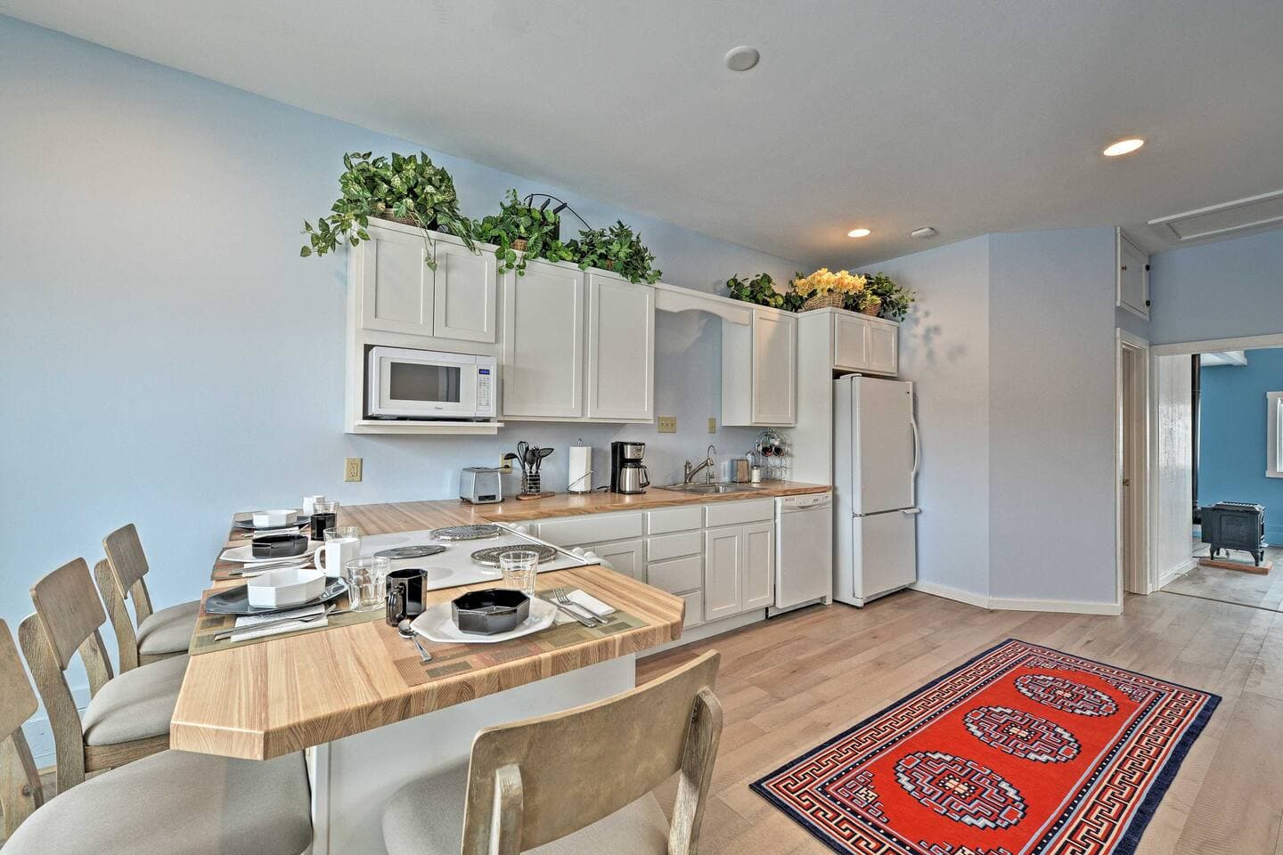 Cooking will be easy in this fully equipped kitchen. Enjoy your homemade meal at the spacious 4-person bar.