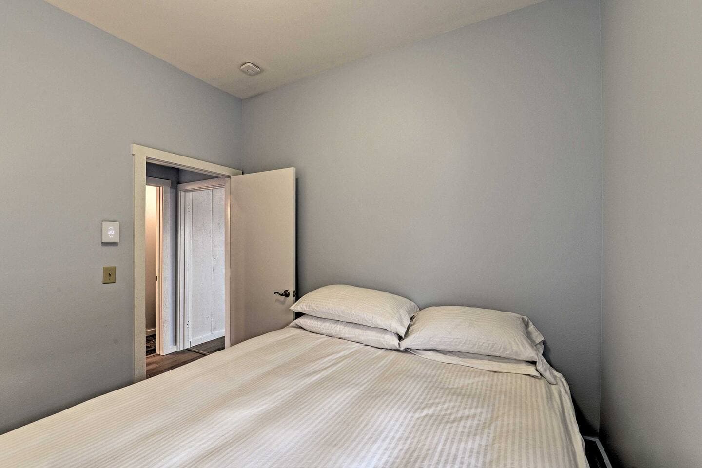Bedroom 1: Get a great nights sleep to be well rested for the world-class outdoor recreation waiting in Lander and surrounding area.