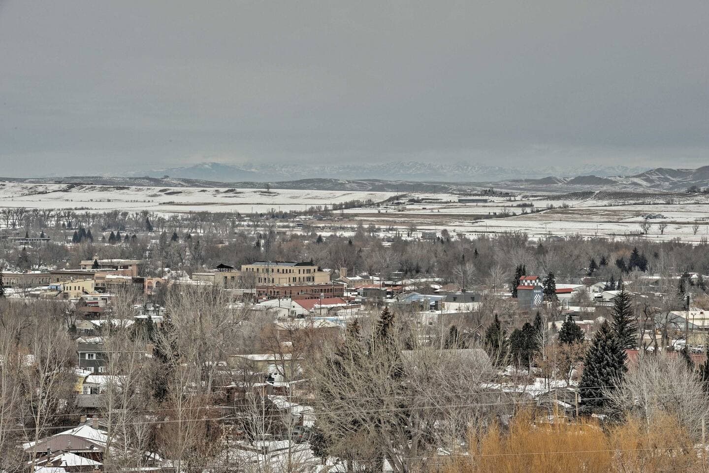  Located in secluded area that offers the feeling of privacy and peacefulness, but sits only 5 minutes from downtown Lander! 