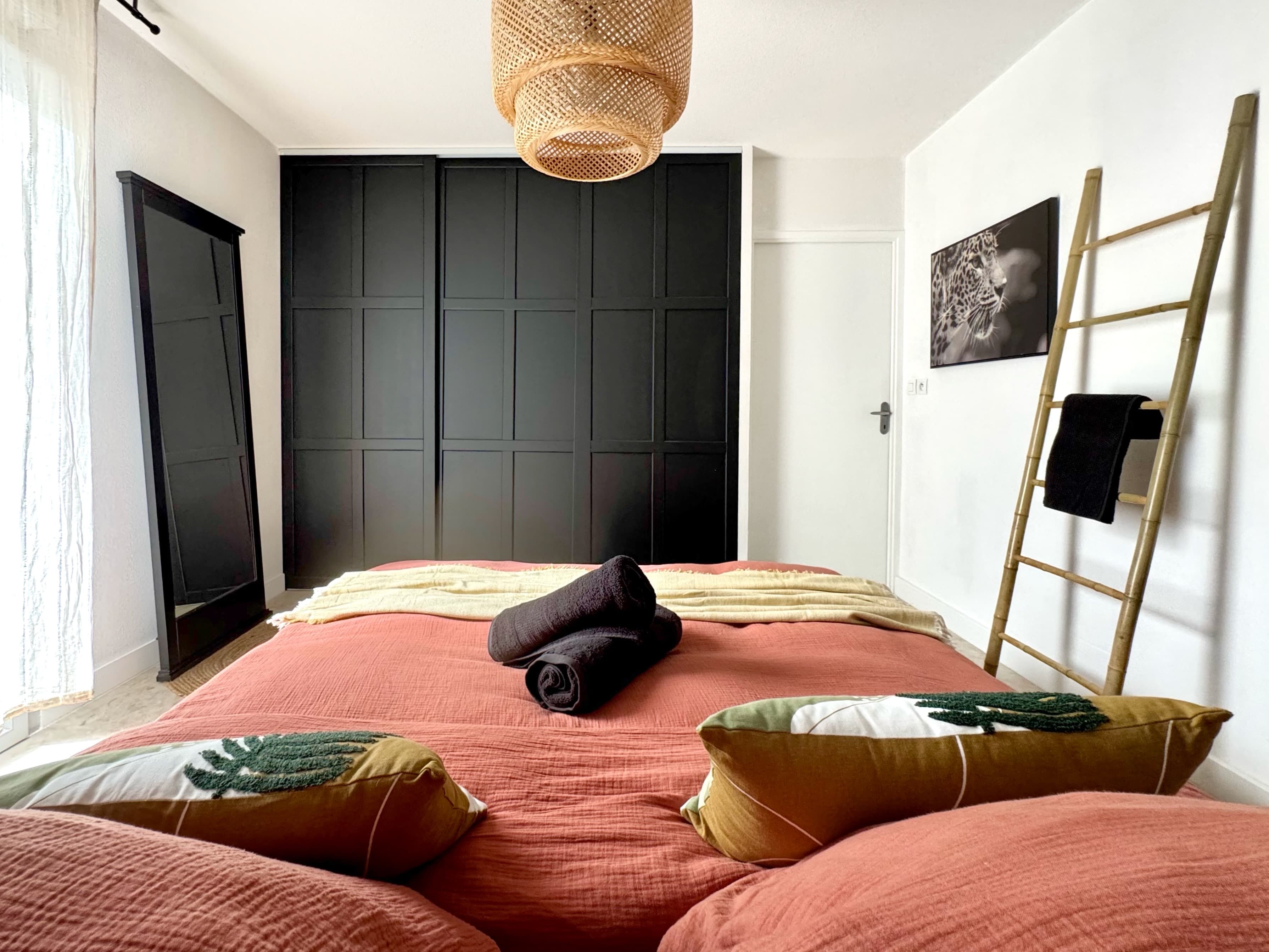 Profitez d'un grand dressing pour ranger vos affaires !