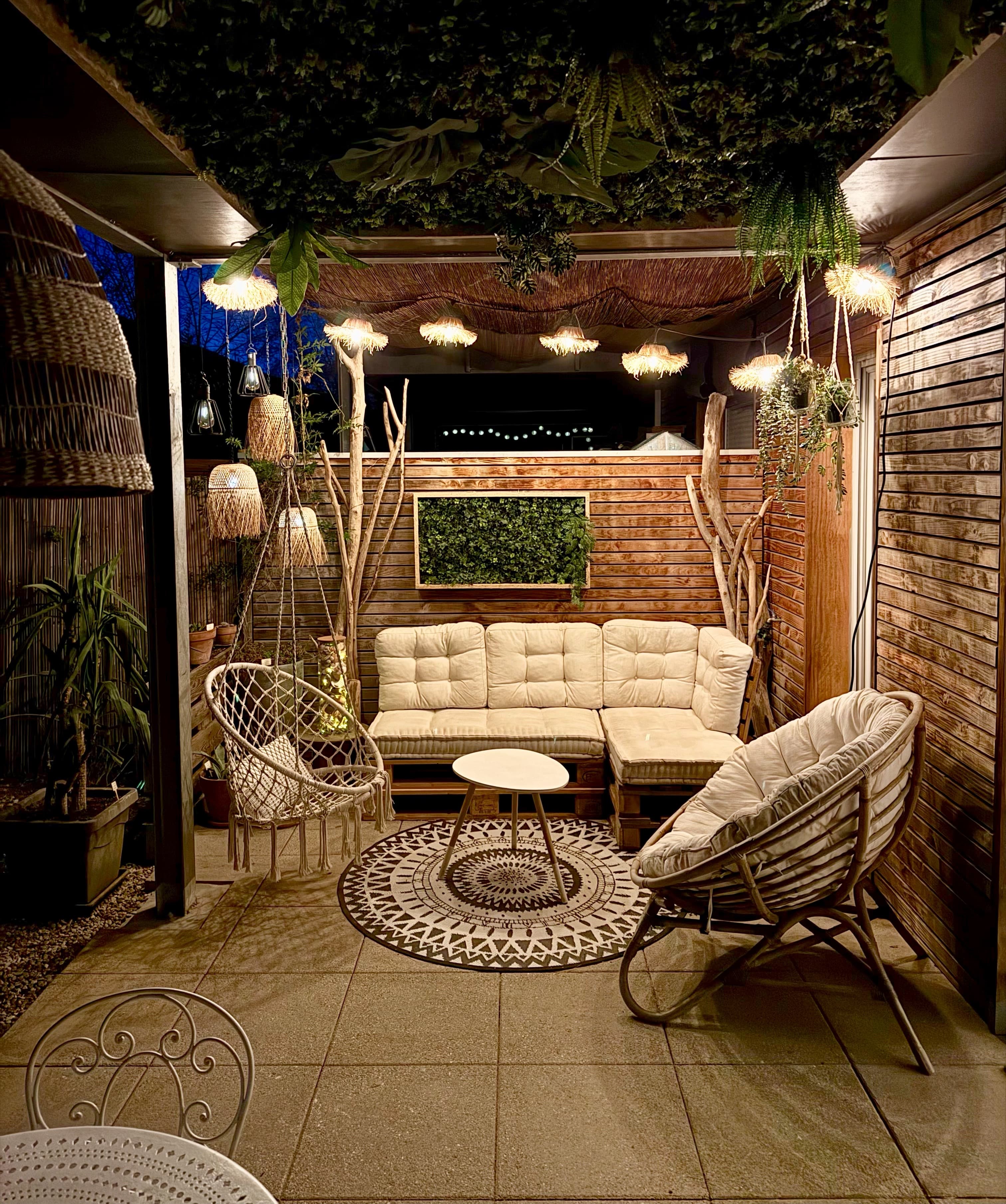 Le salon extérieur de nuit