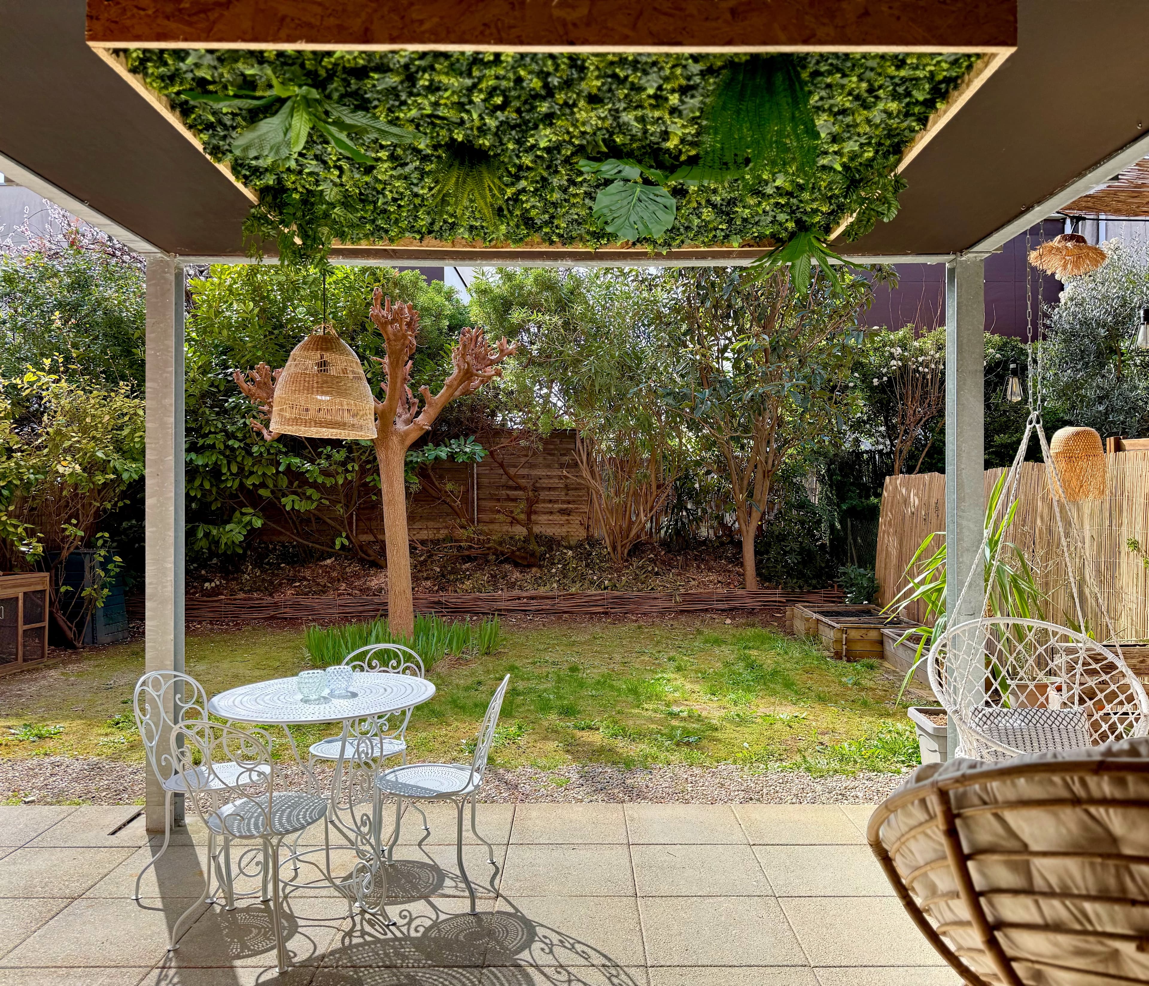 Jardin ombragé avec chaises longues