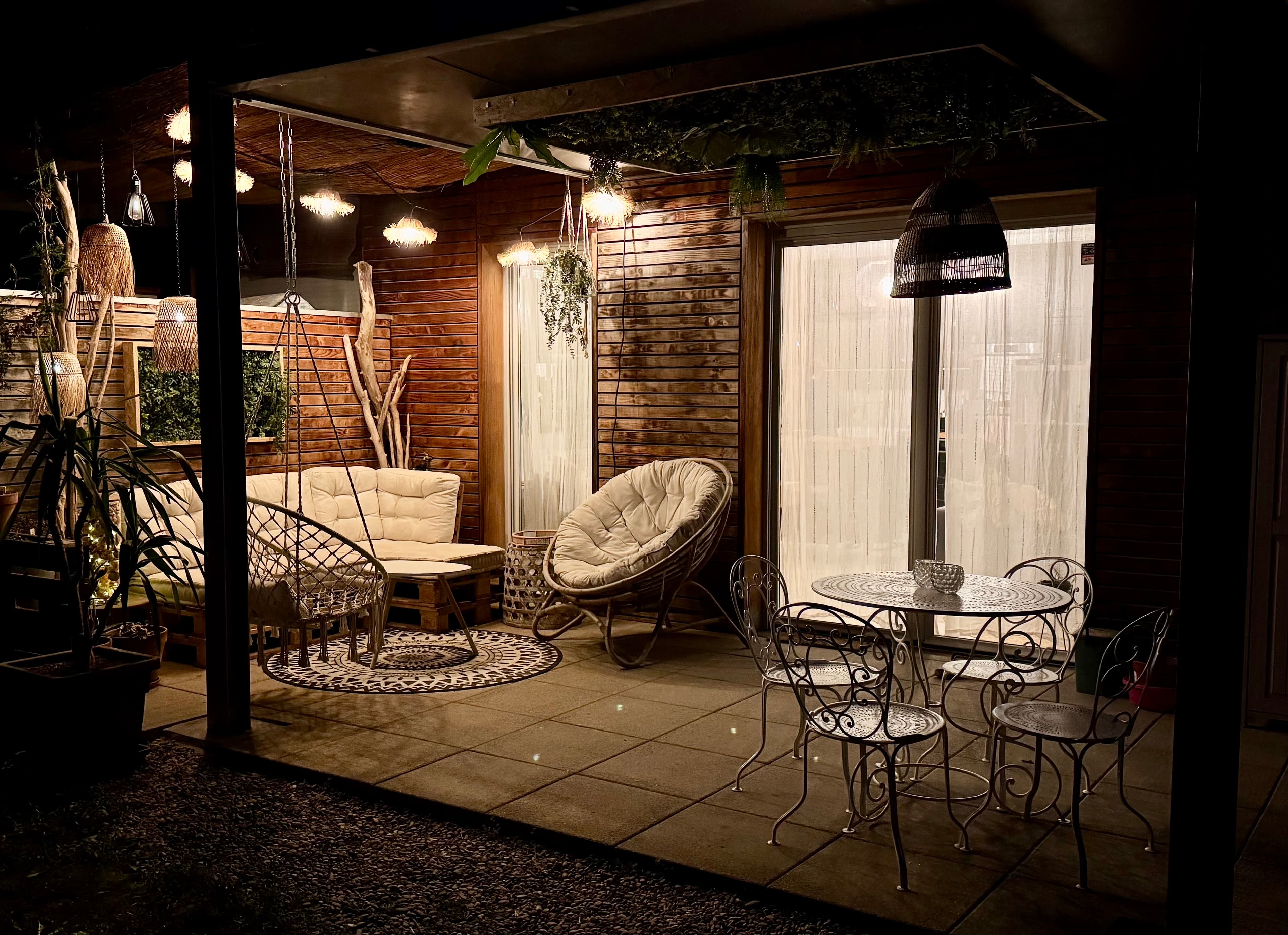Salon extérieur de nuit