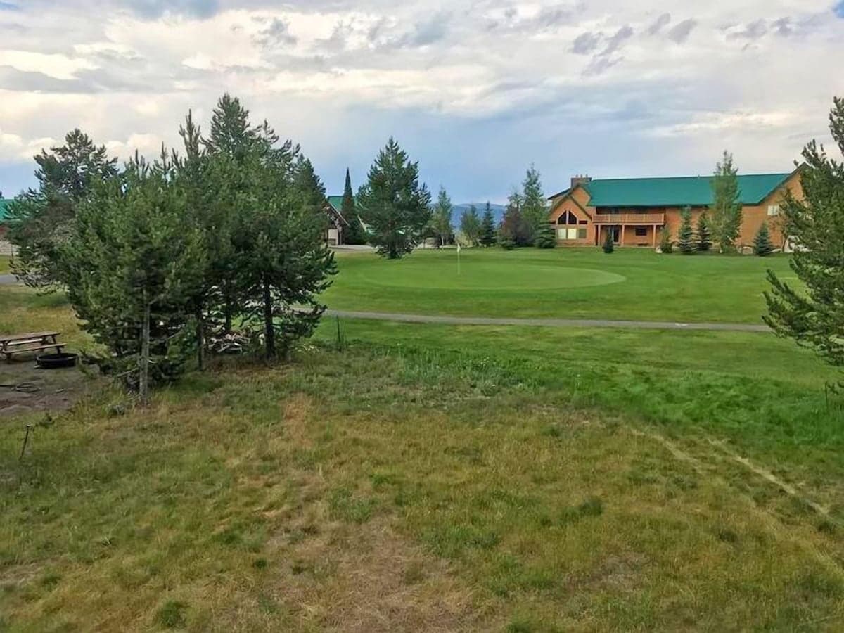 The spacious property is perfect for picnics, wildlife watching, games of hide and seek, and stargazing.