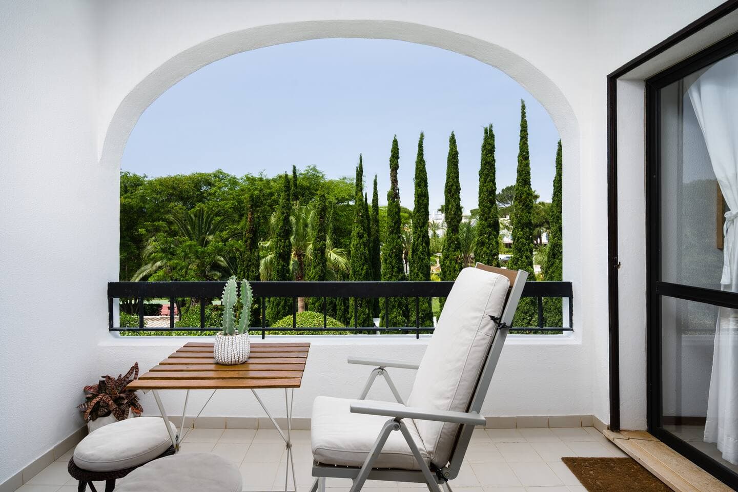 Balcony shared by the two double rooms on the first floor with a seating area, perfect for reading and listing to the birds 