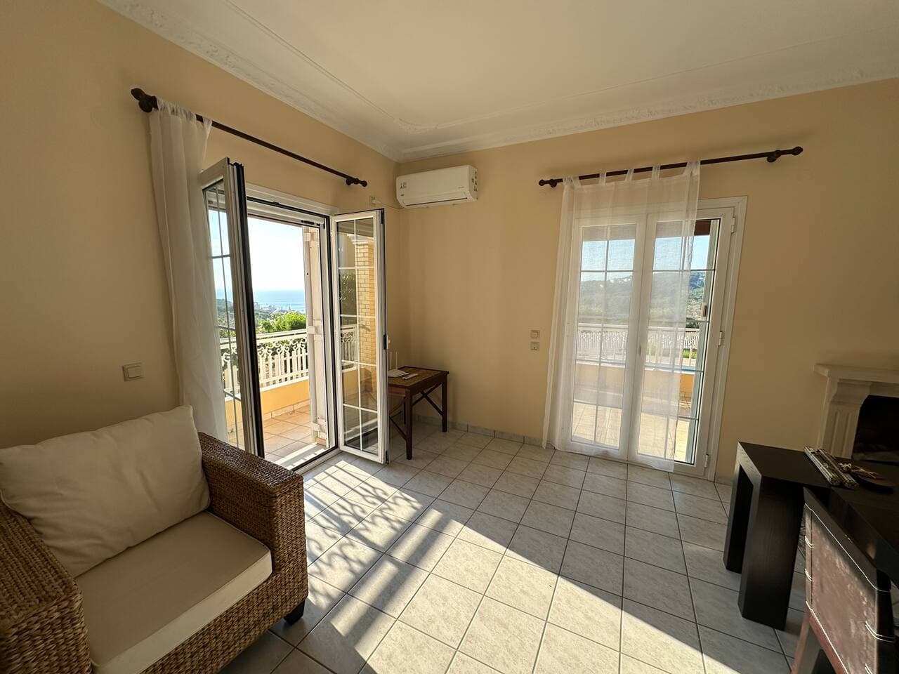 Living room with its balcony