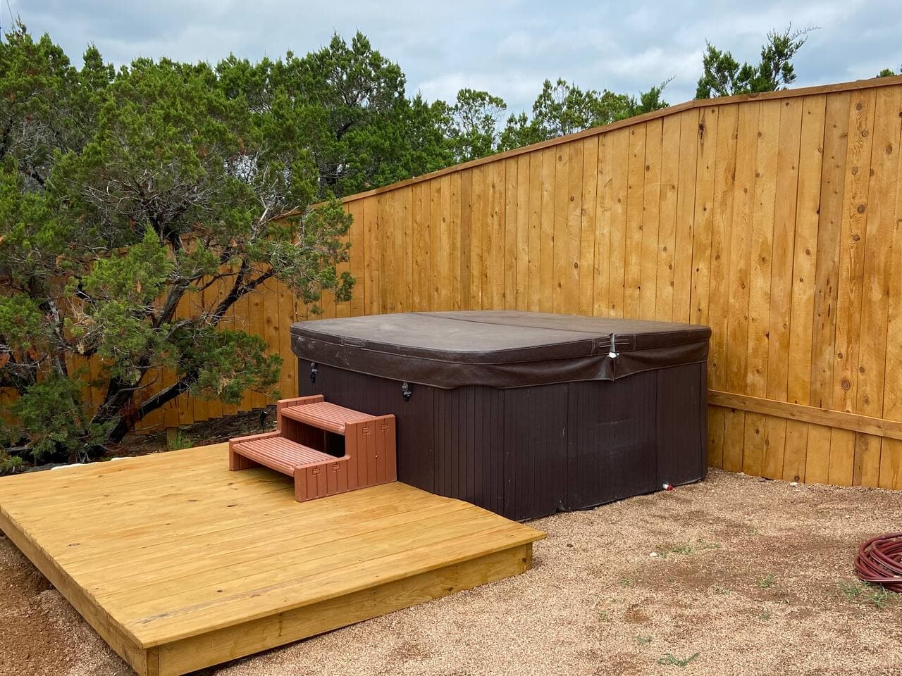 Community hot tub under the stars next to the binzebo.