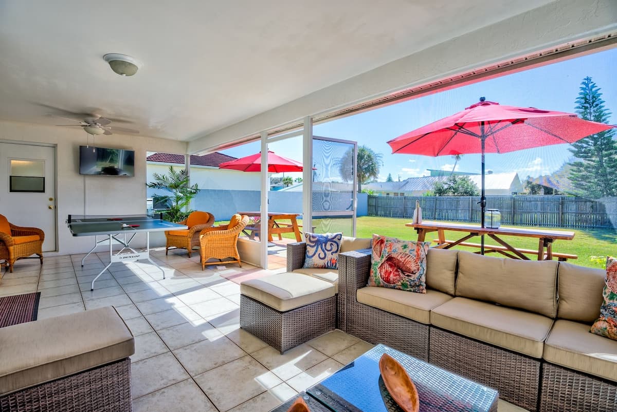 Terrace/Screened in Lanai with Ping-Pong Table and Seating