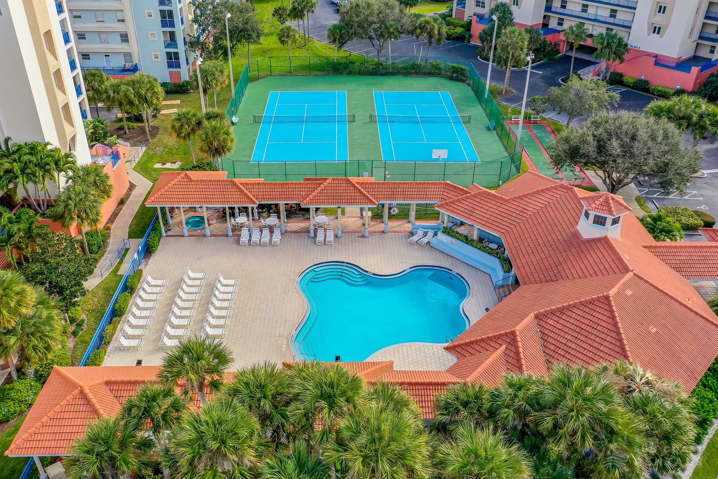 On site heated community pool with sun loungers and hot tub!