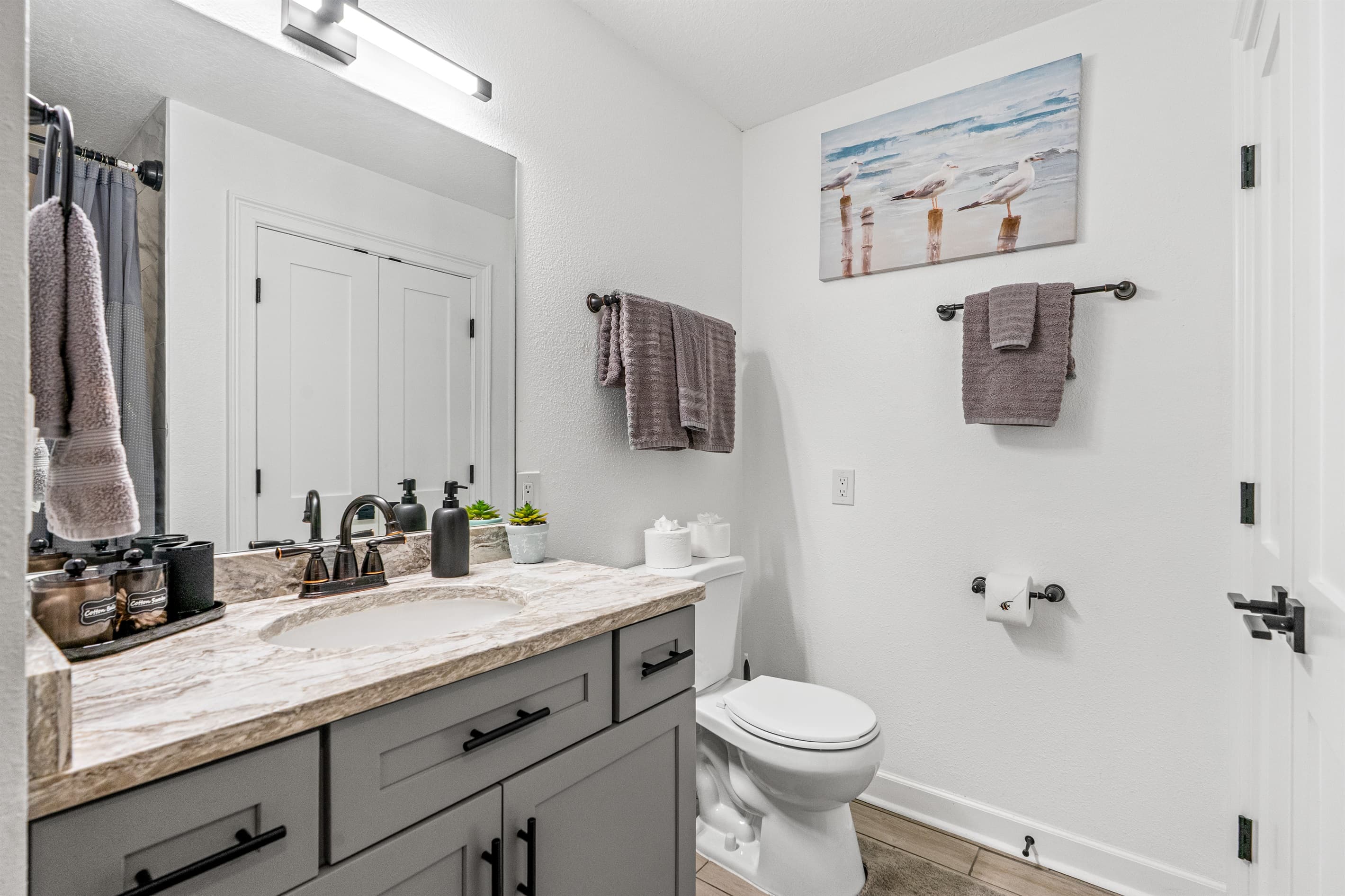 Hallway Full Bathroom
