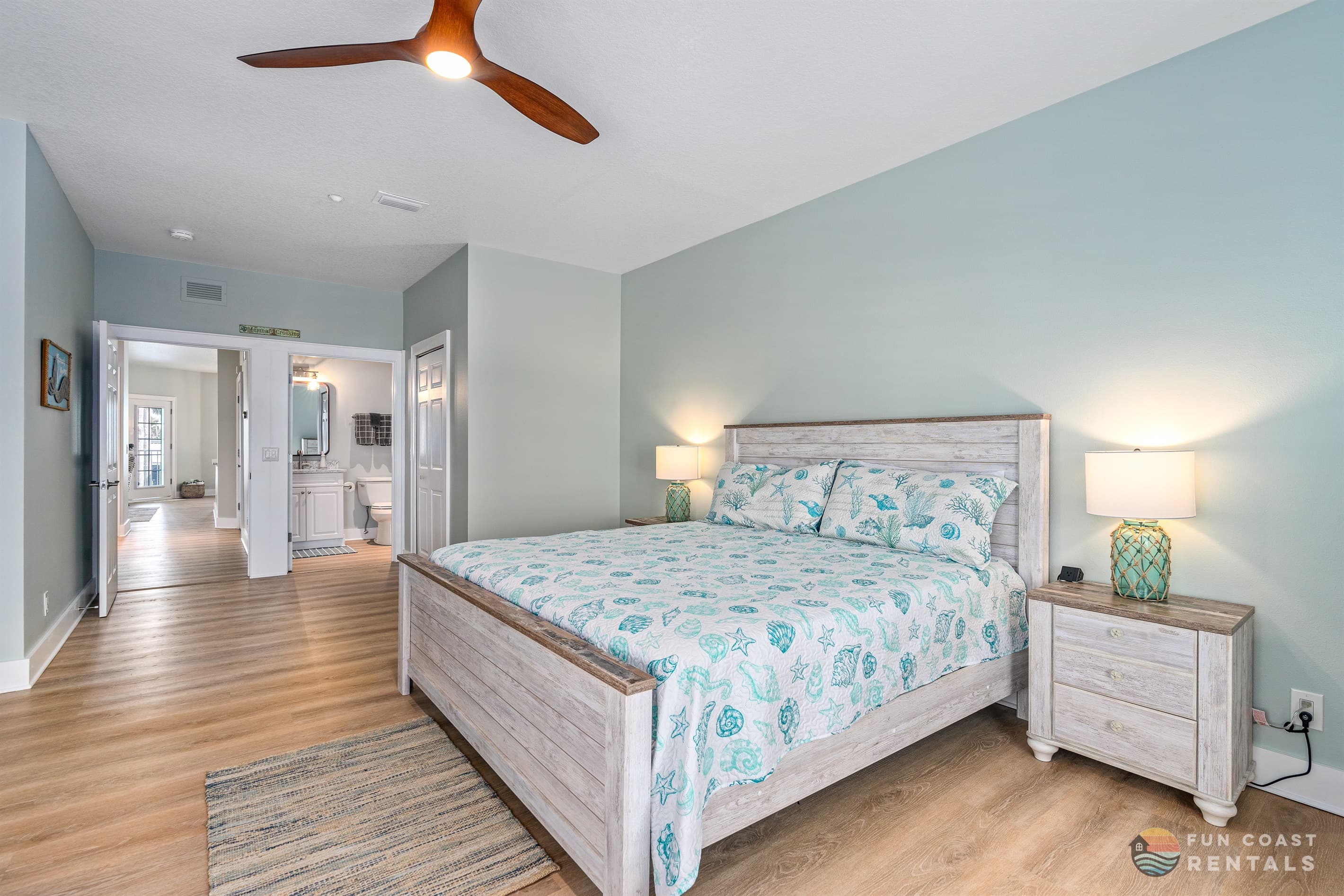 Huge Master Bedroom w/ King Bed and Ensuite Bathroom