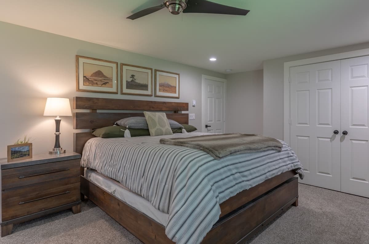 Beautiful primary bedroom with en suite bathroom – King Bed and ceiling fan.