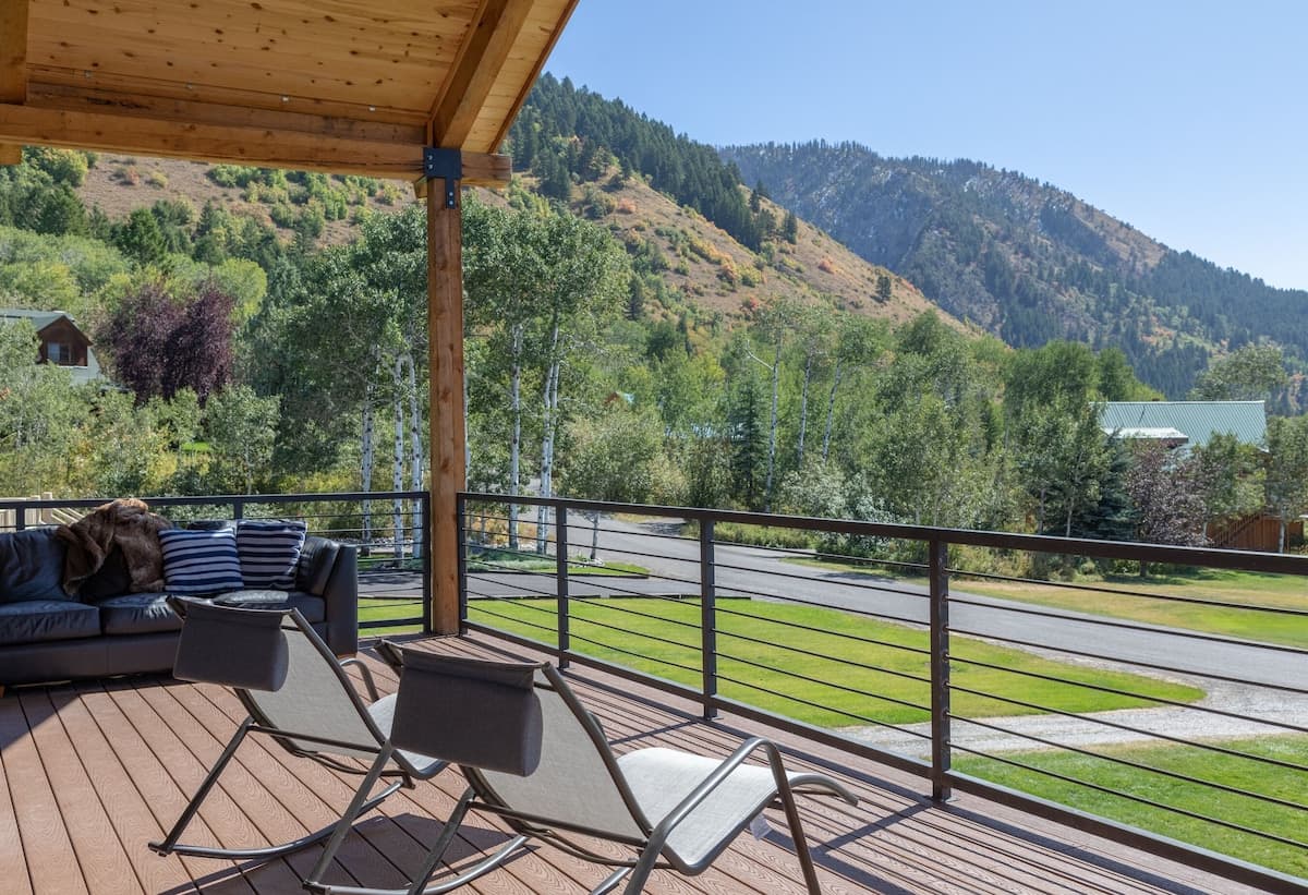 National Forest is just a few hundred yards away with trails that lead up to canyons to beautiful viewing points on the mountain.