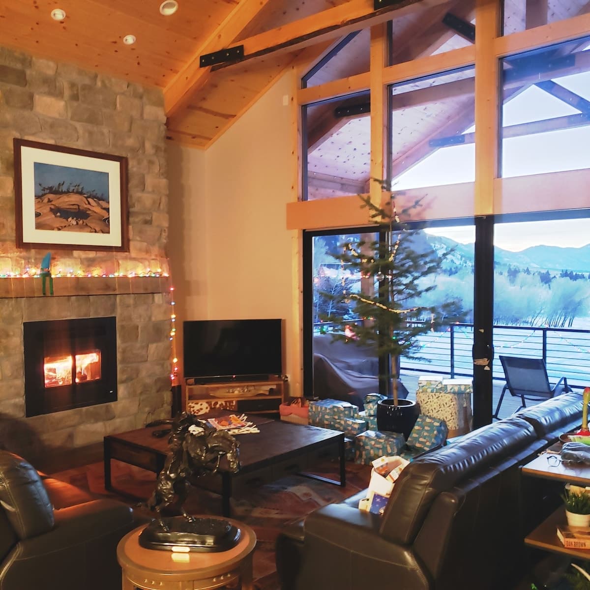 Canyon Pines Retreat is the PERFECT place to spend your winter. Cuddle up by the fire and enjoy the views.
