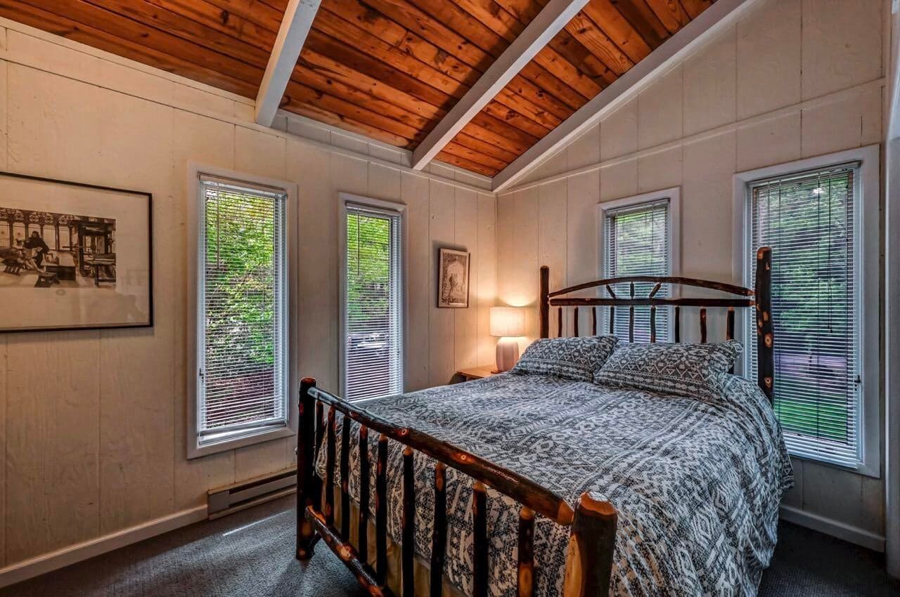 2nd floor queen bedroom