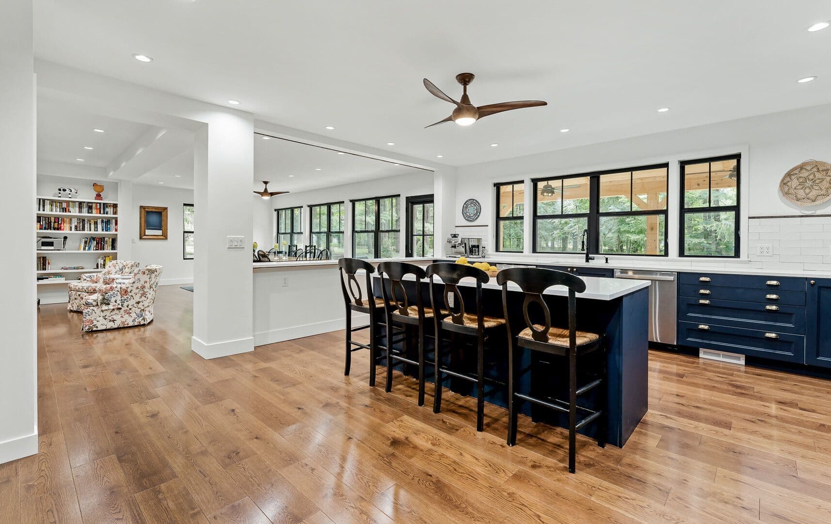 Made for large family stays with two dishwashers and extra-large dining table