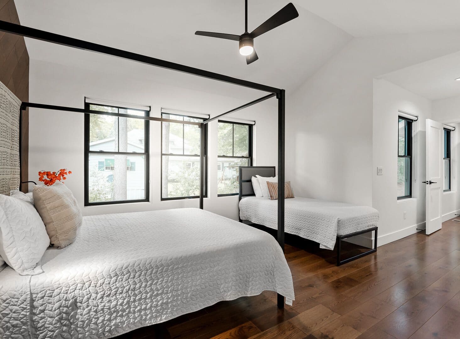 Bedroom 1: Queen and single beds, ensuite bathroom