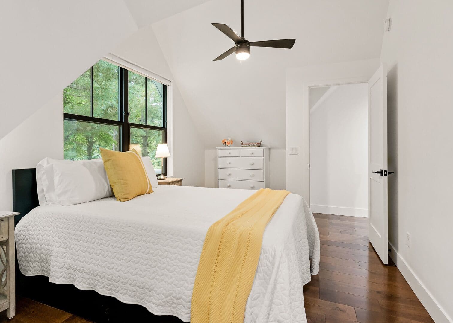 Bedroom 4: Queen bed