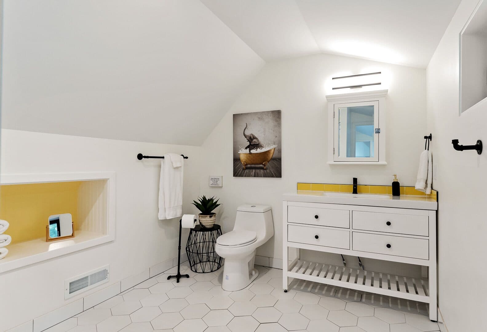 The en suite bath with a tub/shower.