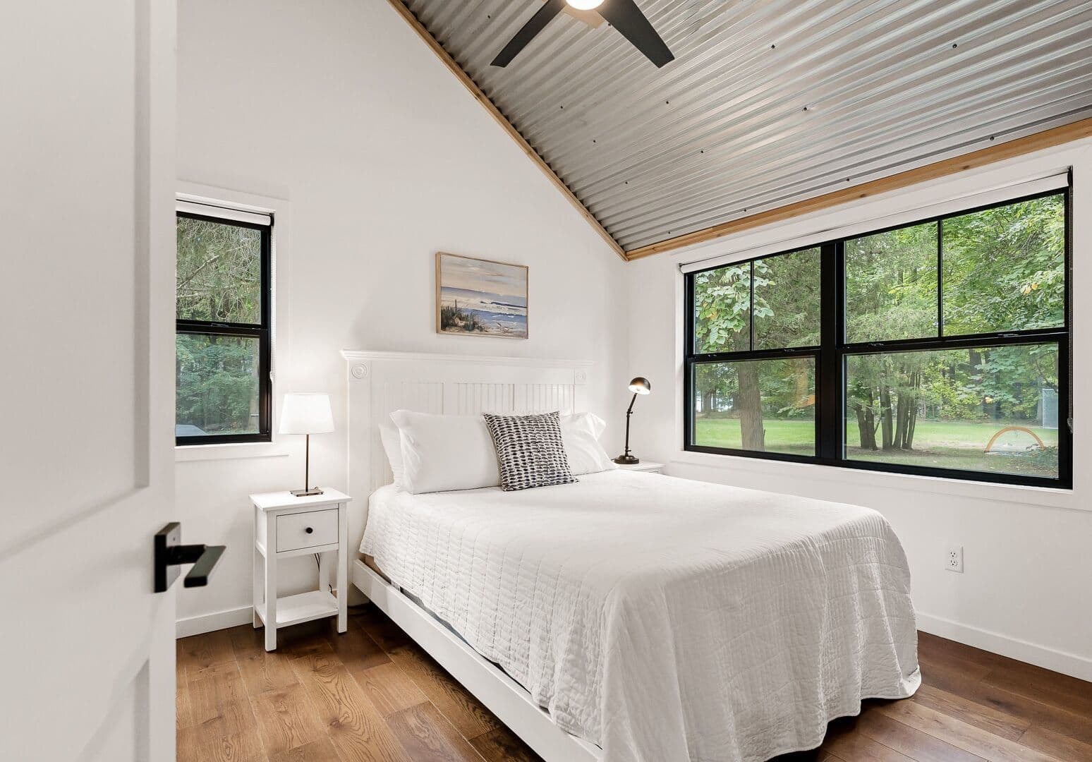 Bedroom 5 (guest house): Queen bed