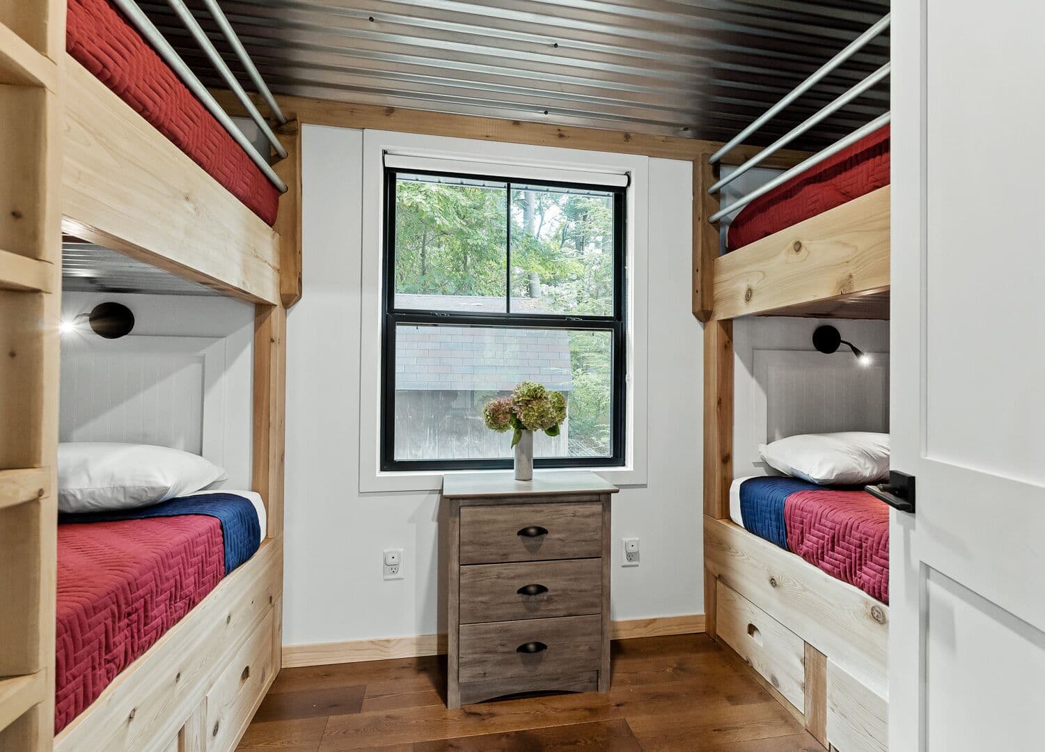 Bedroom 6 (guest house): four twin beds
