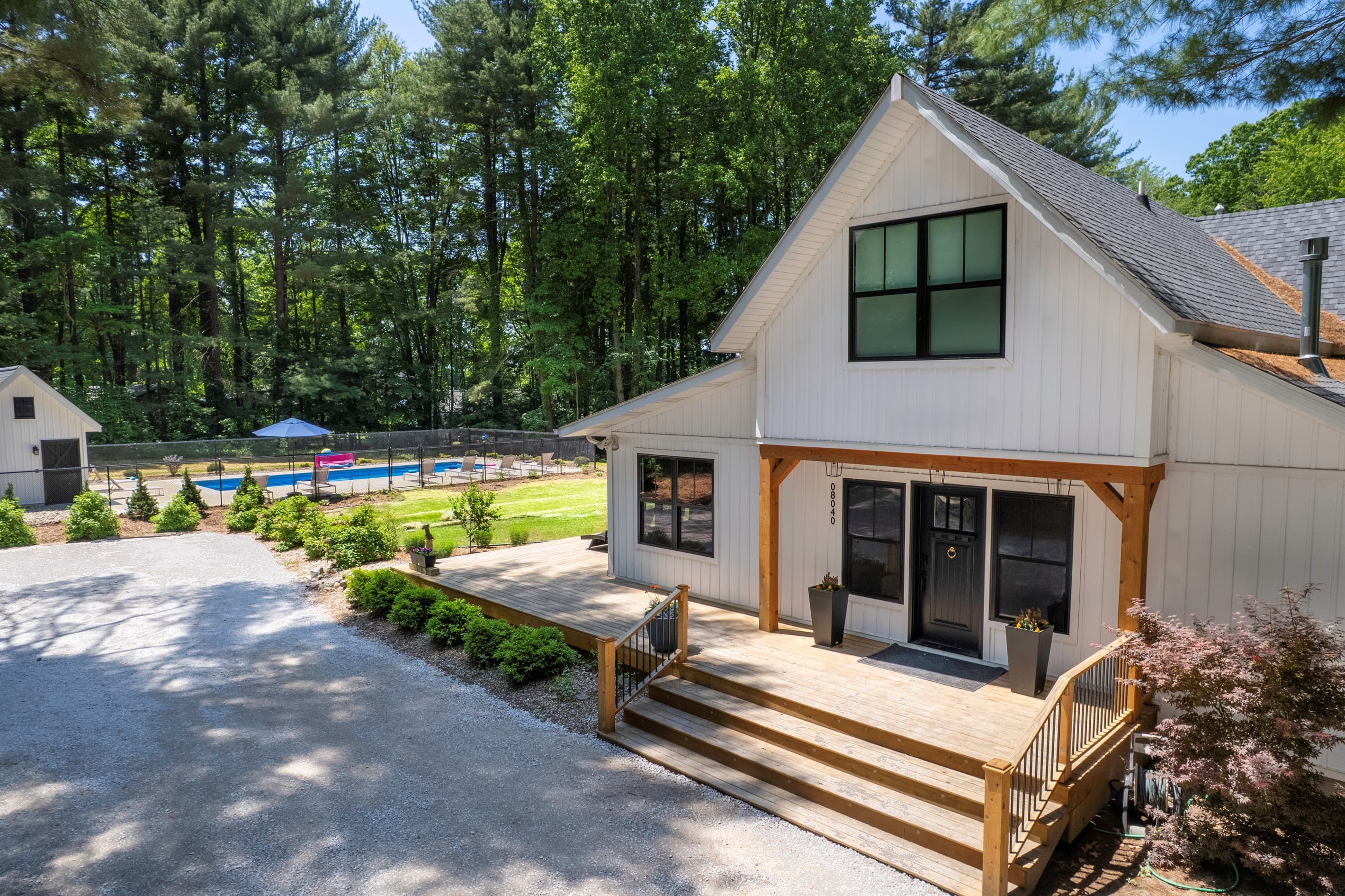 Private drive and ample parking for large groups