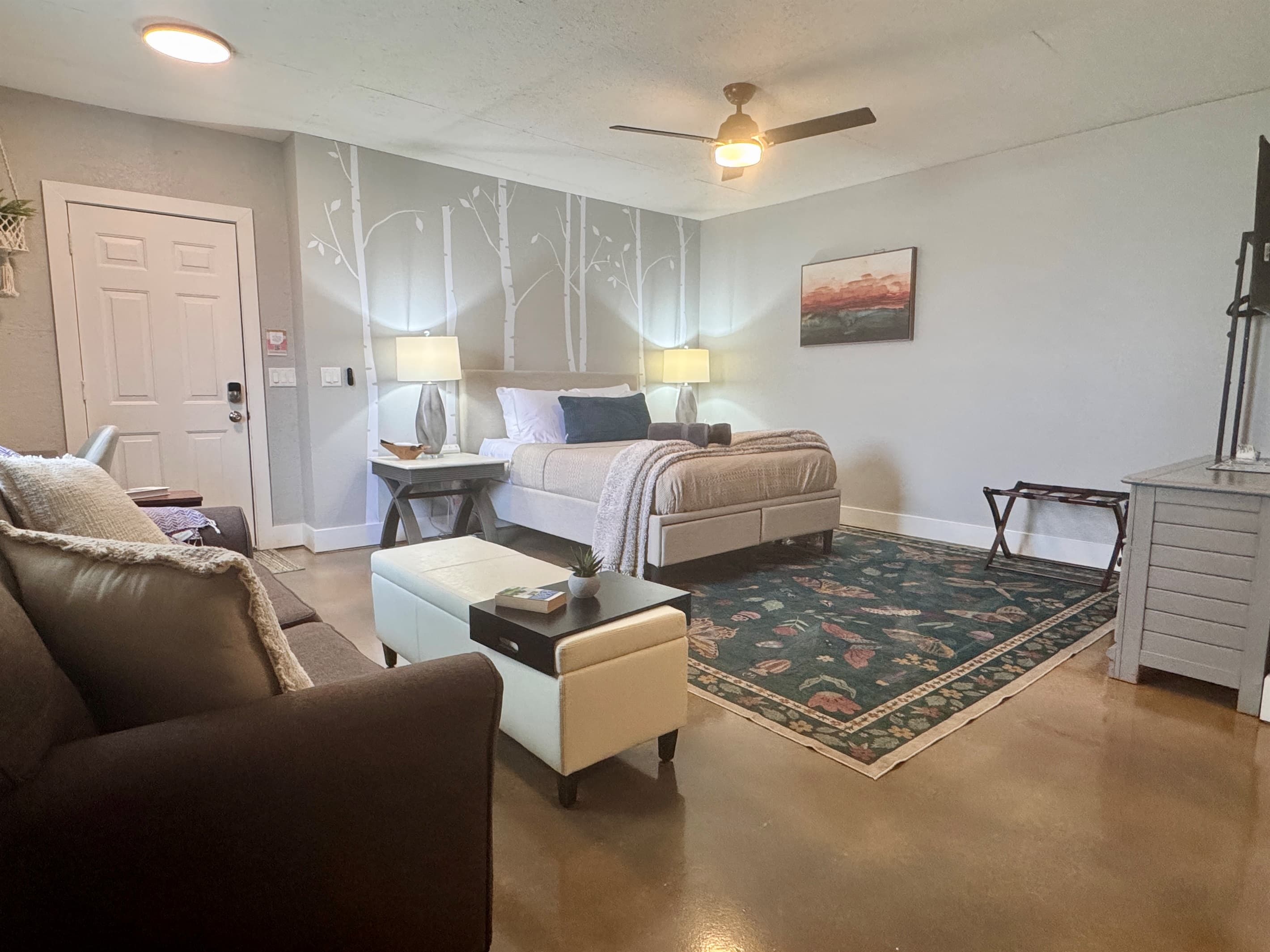 Small yet mighty, the studio is well thought out to provide plenty of space for luggage and room to move.